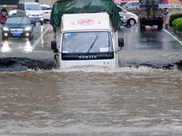 Trung Quốc: Giải cứu hơn 40 người mắc kẹt trong ô tô do ngập lụt