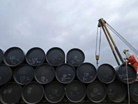 Giá dầu trượt dốc gần 3 khi sản lượng từ Libya phục hồi trở lại