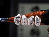 Khó tin người họa sĩ chuyên khắc họa chân dung trên hạt gạo