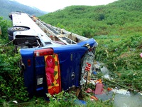 Nỗ lực cứu chữa nạn nhân vụ lật xe khách ở Quảng Nam