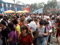 Hàng ngàn người xếp hàng mua vé máy bay giá rẻ Vietnam Airlines