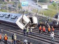 Hàn Quốc: Tàu hỏa trật đường ray, 9 người thương vong