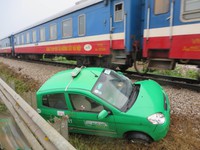 Tai nạn đường sắt Bắc Nam, ba người ngồi trên taxi thoát chết