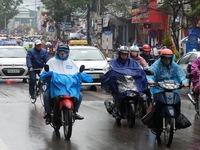 Không khí lạnh tràn về, người Hà Nội thấm mưa rét mùa đông