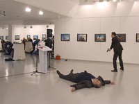 Đại sứ Nga tại Thổ Nhĩ Kỳ bị ám sát khi đang phát biểu tại triển lãm tranh