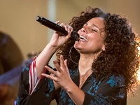 HLV The Voice Mỹ 'đốt cháy' sân khấu The X-Factor bằng bản hit mới