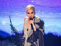 Hậu bán kết The X-Factor, Lady Gaga bị nghi đụng 'dao kéo'
