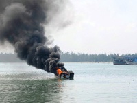 Bình Định: Nổ bình gas, 5 ngư dân rơi xuống biển, 1 người mất tích