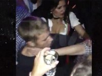 Justin Bieber bị tấn công tại một hộp đêm tại Đức
