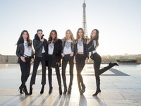 Dàn chân dài của Victoria"s Secret tạo dáng bên tháp Eiffel