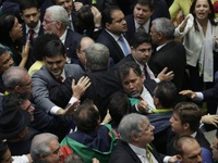 Brazil: Phiên luận tội bà Dilma Roussef bị ngừng vì la ó