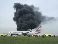 Máy bay hãng American Airlines bốc cháy ở Chicago