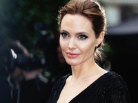 Angelia Jolie: Từ cô gái nổi loạn đến Đại sứ thiện chí Liên Hợp Quốc
