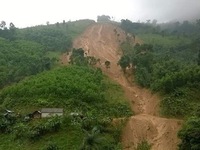 Quảng Ngãi: Sạt lở núi chia cắt nhiều tuyến đường, uy hiếp nhà dân