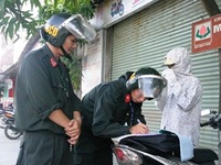Từ 1/8, Cảnh sát cơ động Hà Nội được xử lý vi phạm không đội mũ bảo hiểm