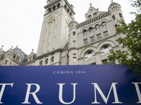 Ứng viên Donald Trump khai trương khách sạn gây tranh cãi