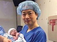Em bé đầu tiên trên thế giới chào đời từ 1 cha 2 mẹ