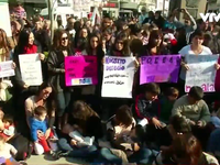 Hàng trăm phụ nữ Argentina biểu tình đòi quyền cho con bú tại nơi công cộng