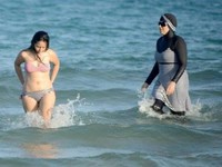 Cấm phụ nữ mặc áo bơi Hồi giáo đi biển: Sự kỳ thị hay biện pháp an ninh?