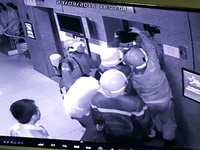 16 người kẹt trong thang máy chung cư, bốn nạn nhân ngất xỉu