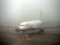 Hàng trăm chuyến bay tại Anh bị hủy do sương mù dày đặc