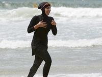 Pháp: Thành phố Nice cấm phụ nữ mặc đồ bơi burkini