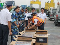Cảnh sát biển bắt giữ tàu chở than và thuốc lá lậu tại Quảng Ninh