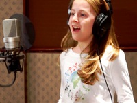 Cô bé 11 tuổi hát được quốc ca... 80 nước