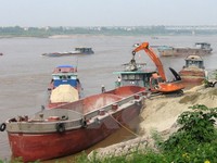 Xử lý 8 tàu khai thác cát trái phép trên sông Hồng