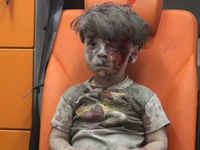 Bức ảnh cậu bé Syria ngồi thất thần chạm vào lương tâm của cả thế giới