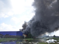 TP.HCM: Cháy lớn thiêu rụi xưởng sản xuất mũ bảo hiểm