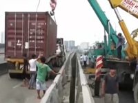 TP.HCM: Xe container bất ngờ đâm vào lan can cầu Phú Mỹ
