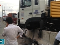 TP.HCM: Xe container gặp nạn trên cầu Phú Mỹ, giao thông tê liệt