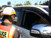 Gắn camera trên mũ cảnh sát Thái Lan