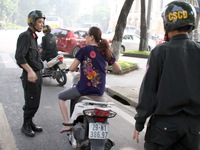 Cảnh sát cơ động Hà Nội ra quân toàn bộ trong ngày đầu phạt không đội mũ bảo hiểm