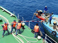 Cảnh sát biển cứu 10 ngư dân gặp nạn trên biển