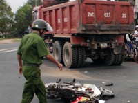 Bình Phước: Xe ben đâm thẳng vào xe máy khiến 2 người thương vong