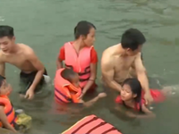 Quảng Ngãi: Dạy bơi miễn phí trên biển cho trẻ