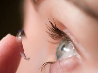 Đeo kính áp tròng cứng có điều trị được cận thị?
