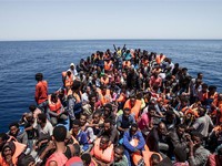 Giải cứu 2.200 người di cư trên biển Địa Trung Hải