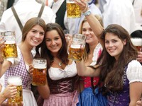 Trang phục truyền thống của lễ hội bia Oktoberfest