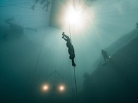 Nín thở hơn 4 phút lặn sâu 124m dưới mặt biển