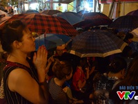 Hà Nội: Người dân đội mưa dự lễ Vu Lan tại chùa Phúc Khánh