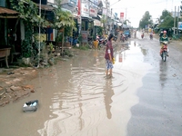Đồng Tháp:  Quốc lộ 30 ngập sâu sau mưa