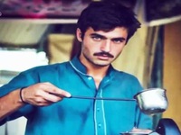 Chàng trai bán trà sữa gây sốt cộng đồng mạng vì… ánh mắt