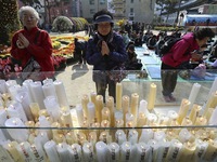 Hàn Quốc: Phụ huynh đi chùa cầu may cho con em thi đại học