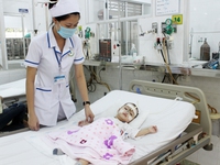 Bệnh viện quá tải vì trẻ mắc tay chân miệng tăng đột biến tại TP.HCM