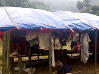 Người dân Quảng Ngãi sống trong lều tạm tránh lở núi sau lũ