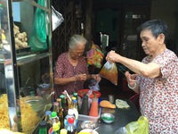 Hàng quán Sài Gòn: Nhìn từ phở Dậu và hủ tiếu "ngã ba bụi đời"
