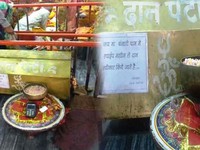 Ấn Độ: Quẹt thẻ tiền cúng ngay tại... đền thờ